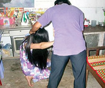 Chong danh vo bam dap vi khong cho 'quan he' hinh anh