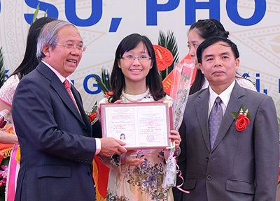 Pho giao su phai nghe noi thanh thao tieng Anh hinh anh