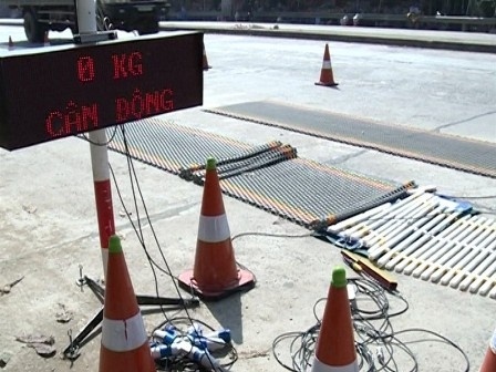 Xe tai can hong tram can tien ty hinh anh