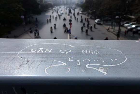 Loi to tinh chay bong bua vay cau vuot tai Ha Noi hinh anh