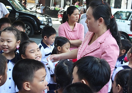 Nhieu giao vien duoc thuong Tet nghin do hinh anh