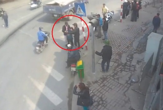 Co moi xe du sam so roi danh khach nu hinh anh