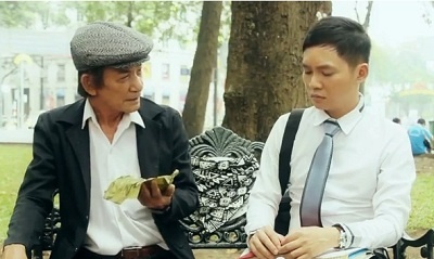 Phim ngan con di ngam tuyet bo cha gia an Tet mot minh hinh anh
