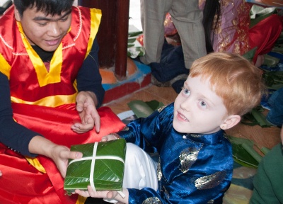 Hoc sinh truong VIP goi banh chung don Tet hinh anh