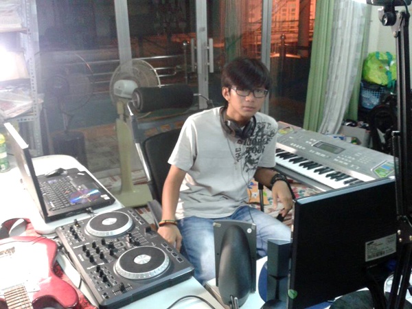 Rung rinh bac nho choi nhac dien tu hinh anh