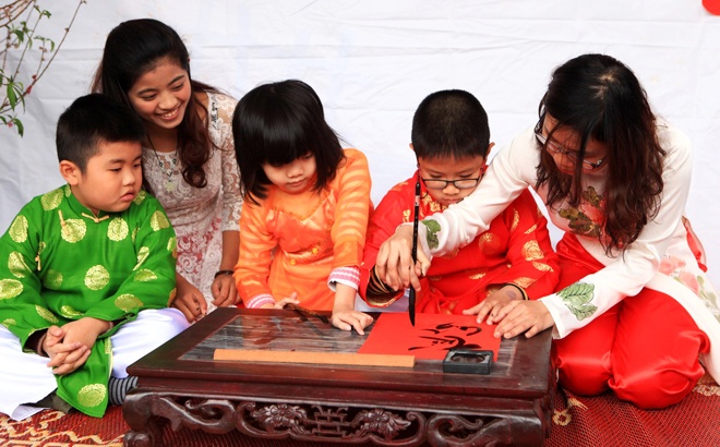 Hoc sinh truong VIP dien ao the viet thu phap hinh anh