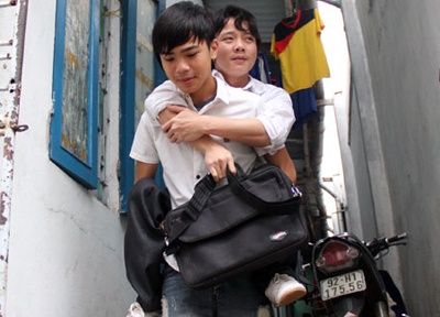 Ba nam cong ban den truong hinh anh