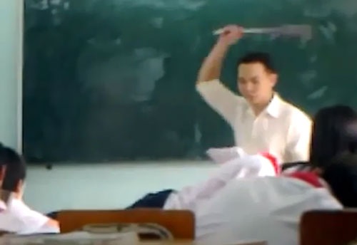 Thay giao dung thuoc danh lien tiep hang chuc hoc sinh hinh anh