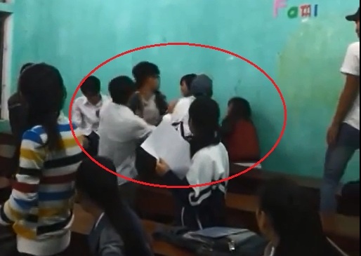 Ba nam sinh danh ban gai da man ngay trong lop hoc hinh anh