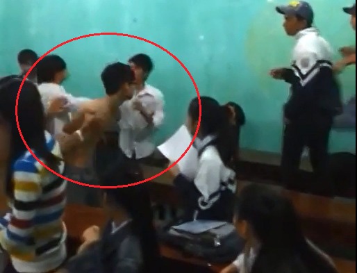 Nam sinh danh chui ban nu giua lop: Do chuyen tinh cam hinh anh