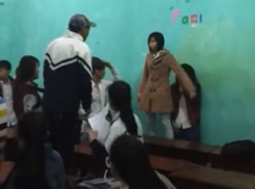 Ba nam sinh chui boi, danh ban nu ngay trong lop hinh anh