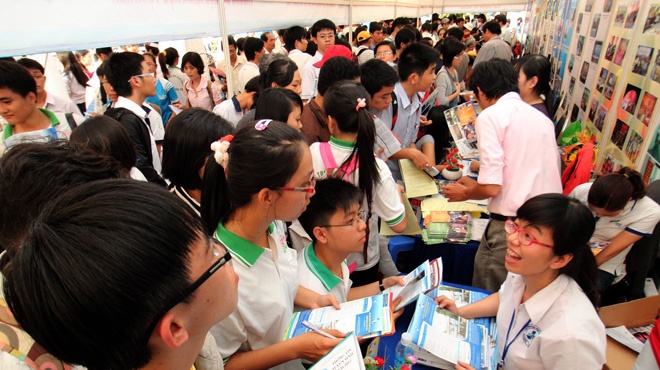 Hon 80 truong DH, CD to chuc tu van tuyen sinh tai Ha Noi hinh anh