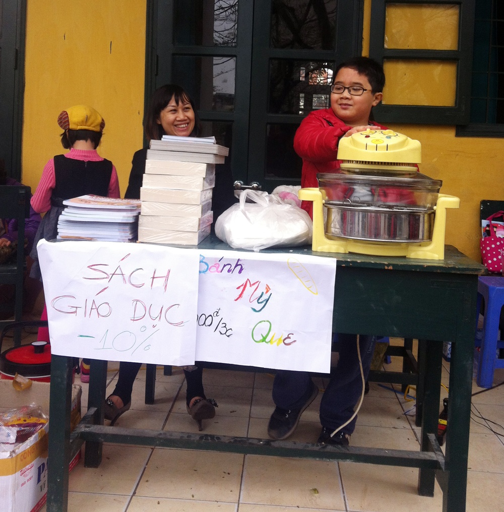 Tre tieu hoc di lam them, nhan luong nhu nguoi lon hinh anh