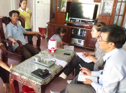 Nhan vien nha bep dung dep tat vao mat tre hinh anh