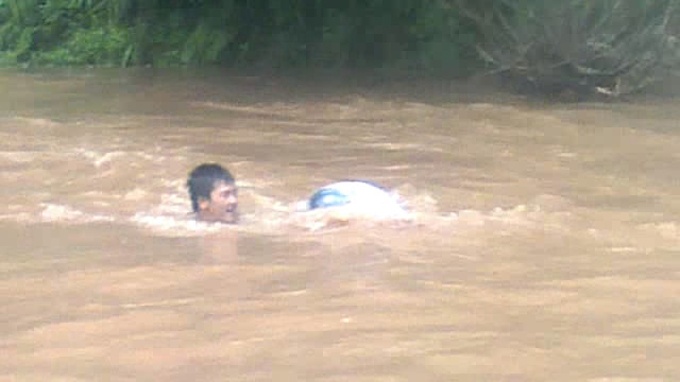 Chui vao tui nilon de qua suoi hinh anh