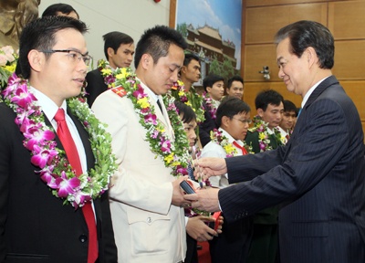 Thu tuong trao giai 10 guong mat tre Viet Nam tieu bieu hinh anh