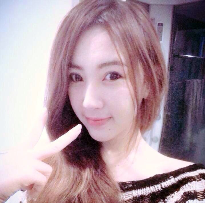 Theo thông tin của các thành viên, cô giáo tên Loan và đang giảng dạy môn Lịch sử.