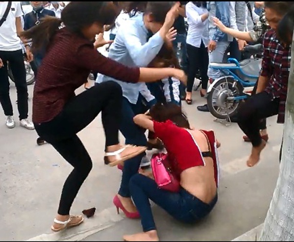 Bị xé áo, rồi lột nội y nhưng cô gái này vẫn tiếp tục chịu đòn.