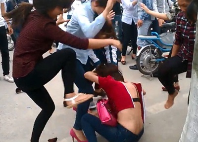 Nu sinh danh nhau, lot noi y giua pho chi vi treu dua hinh anh