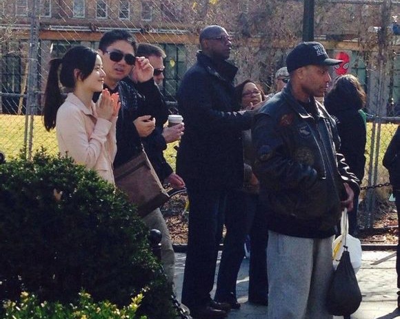 Nhìn khuôn mặt và sự tươi tắn của cô bé trà sữa trong những bức ảnh này, nhiều người phán đoán rằng, cô đang rất hạnh phúc với tình yêu của mình. 