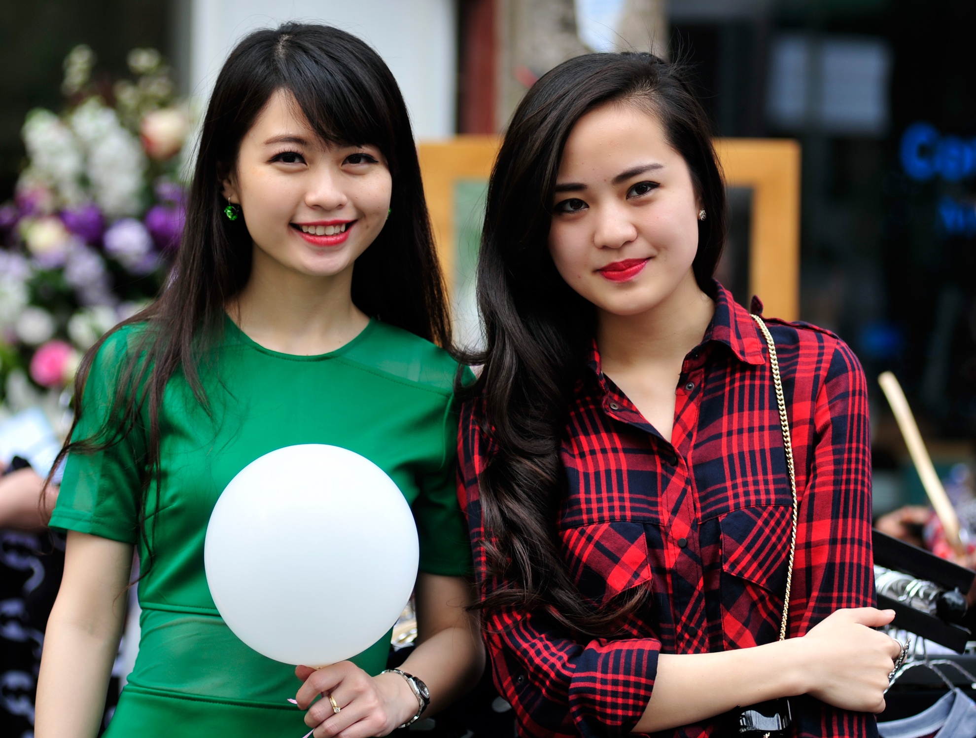 Dan hot girl cung MC du bao thoi tiet ban quan ao hinh anh