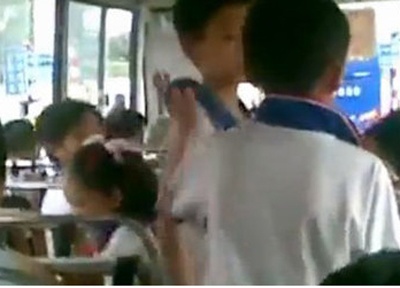 Co giao yeu cau hoc tro len buc giang tat ban hinh anh