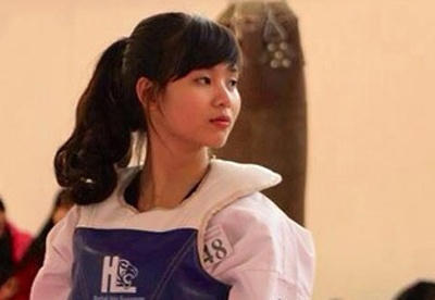 Nu sinh canh sat vo gioi, mua dep, hoc xuat sac hinh anh