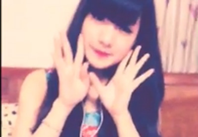 Bac si tuong lai khoe mat xinh dang dep trong clip hat nhep hinh anh