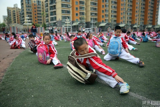 Day hoc sinh yeu me bang cach deo ba lo truoc bung hang gio hinh anh