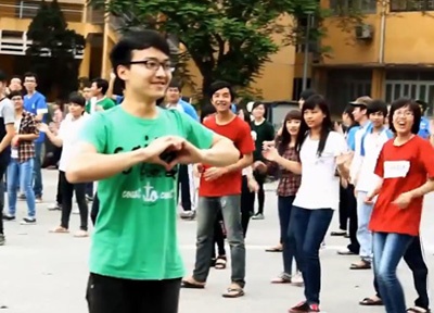 Clip man to tinh lang man cua nam sinh Bach khoa hinh anh