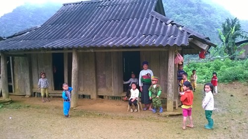 Nhiều học sinh phải đi ủng tới lớp để chân không bị dính bẩn.