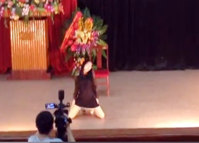 Nu sinh nhay sexy trong le tot nghiep hinh anh
