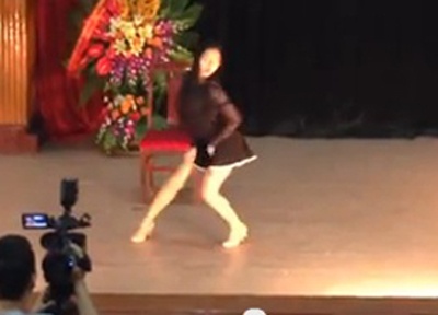 Nu sinh nhay sexy trong le tot nghiep o Ha Noi hinh anh