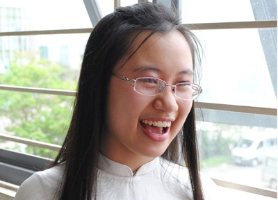 Co gai Viet be nho chinh phuc dinh Havard hinh anh