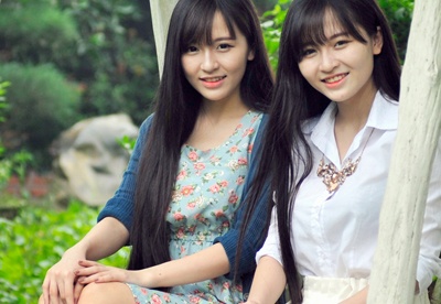 Chi em sinh doi xinh dep, gioi vo hinh anh