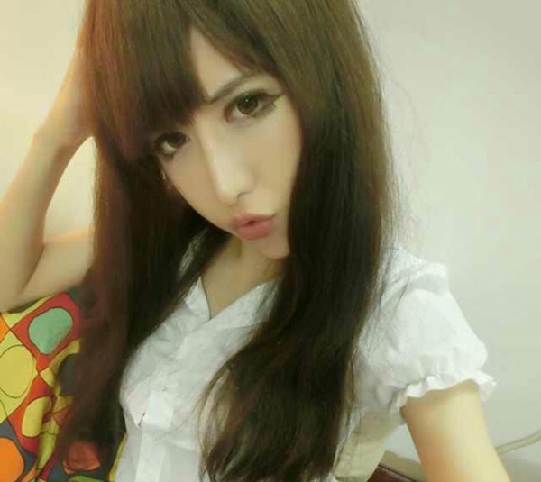 Trên trang Weibo, Momii khẳng định mình là con trai 100%. Tuy nhiên, những hình ảnh gợi cảm của cậu với gương mặt thon dài, đôi môi đỏ mọng, đôi mắt to tròn và mái tóc dài óng ả khiến nhiều người vẫn lầm tưởng đây là một hot girl. 