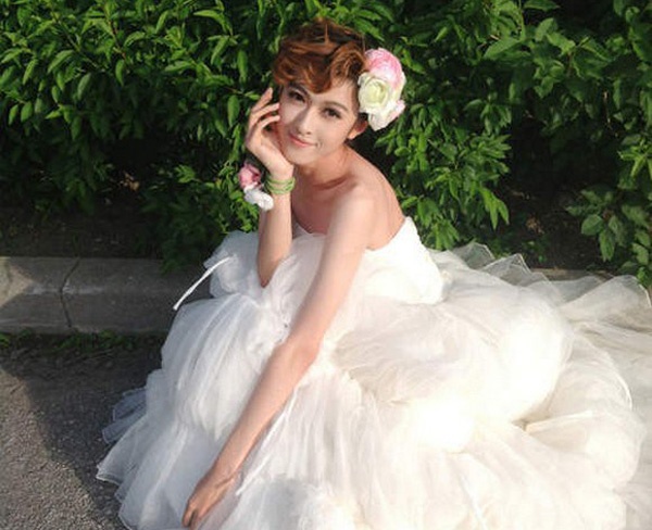 Chàng trai 19 tuổi này đã thu hút nhiều sự chú ý trên mạng xã hội Weibo, Trung Quốc sau khi những bức ảnh xinh đẹp như thiếu nữ của mình được đăng tải. 