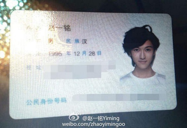 Theo thông tin trên trang cá nhân thì Yiming Zhao hiện đang làm công việc người mẫu, đồng thời là một thợ trang điểm. Chứng minh thư của Yiming ghi rõ giới tính nam, thế nhưng nhiều người vẫn lầm tưởng cậu là con gái.. 