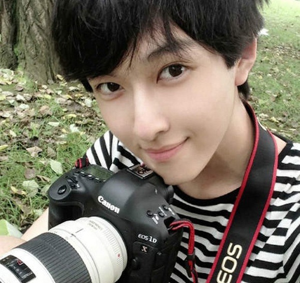 Vẻ đẹp mong manh của Yiming đã khiến các chàng trai bối rối, còn các cô gái thì vừa ngưỡng mộ vừa ghen tị. Thậm chí, một diễn đàn của Hàn Quốc đã nhầm lẫn và liệt kê chàng trai này trong danh sách những cô gái Trung Quốc xinh đẹp nhất.