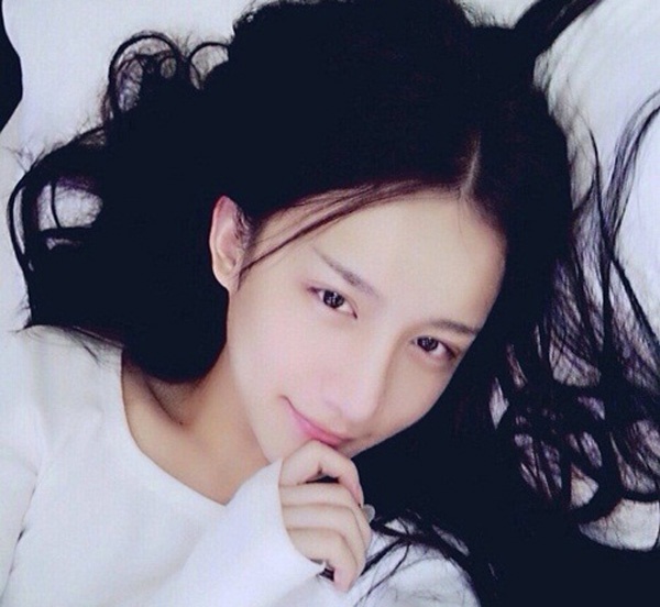 Tiểu Xán sống tại Trịnh Châu, Hà Nam, Trung Quốc nổi tiếng và có lượng người hâm mộ hùng hậu nhờ khả năng giả gái xinh như hot girl. 