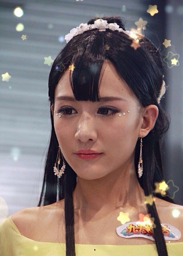 iểu Xán là sinh viên trường Cao đẳng du lịch Trịnh Châu. Cậu sở hữu làn da trắng hồng, đôi mắt to long lanh và thân hình cân đối với chiều cao 1m74, nặng 46kg. 