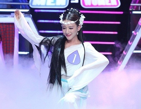 Tiểu Xán thường xuyên xuất hiện trong trang phục nữ giới tại nhiều cuộc thi và chương trình truyền hình Trung Quốc. Cậu từng giành giải Quán quân cuộc thi 