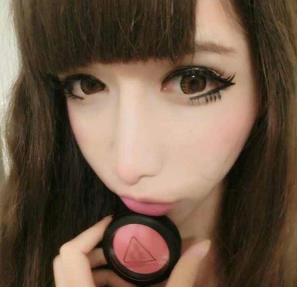 Chàng trai có nick-name là Momii Mo, 23 tuổi, đến từ Quảng Châu, tỉnh Quảng Đông, Trung Quốc từng khiến cư dân mạng Trung Quốc phát sốt bởi hình ảnh giả gái sexy. Được biết, Momii Mo đã tốt nghiệp trường Học Viện Kỹ thuật Thẩm Quyến.