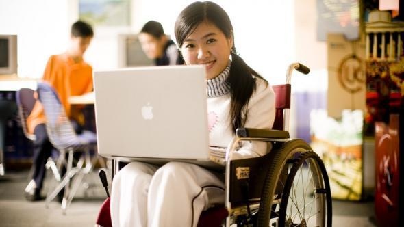 Thi sinh khuyet tat duoc tuyen thang vao nhieu dai hoc lon hinh anh