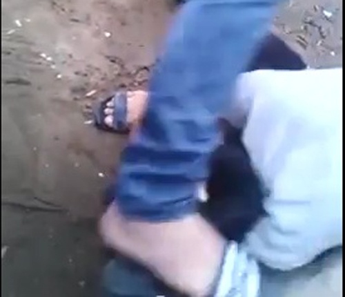 Clip nam sinh Thanh Hoa bi nhom ban dung chan dap vao mat hinh anh