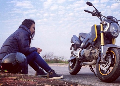 Nu sinh Ngoai thuong xinh dep dam me xe con tay hinh anh