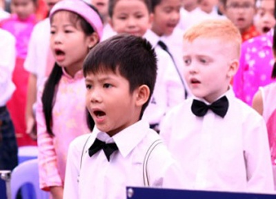 100% hoc sinh, sinh vien hat Quoc ca trong gio chao co hinh anh