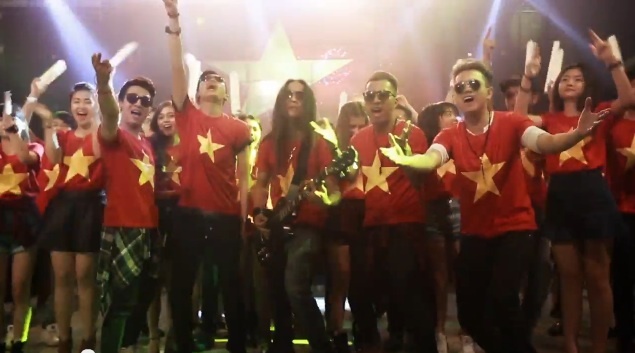 Clip OnlyC va hang chuc ban tre hat vang Noi vong tay lon hinh anh