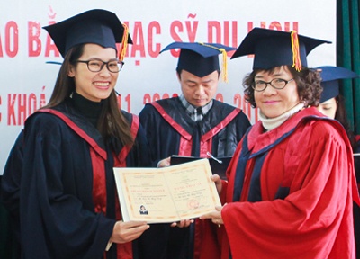 Bon doi tuong duoc mien mon Ngoai ngu khi thi thac si hinh anh