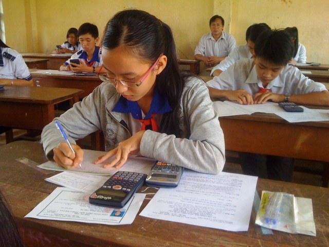 Cac loai may tinh cam tay duoc mang vao phong thi tot nghiep hinh anh